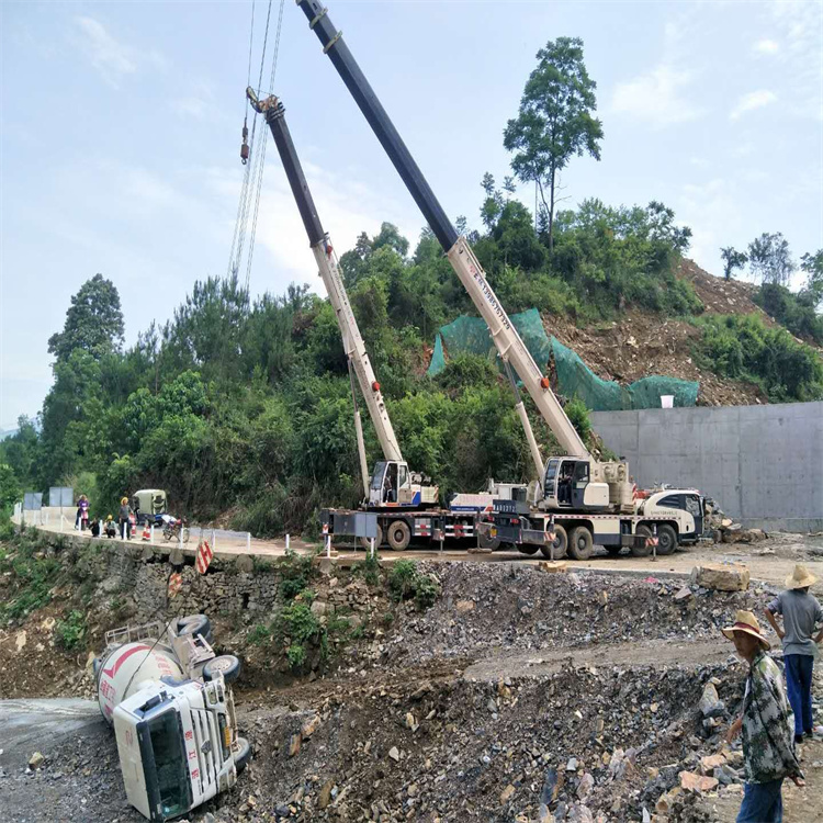 定远县汽车掉沟里叫吊车救援要多少钱